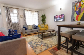 Cozy Executive 2 Bedroom Apartment with fast wi-fi and working station